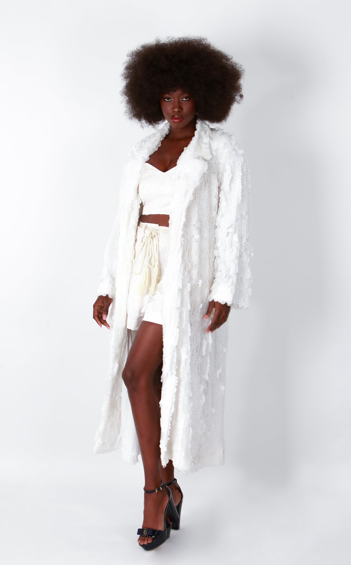 Manteau blanc à paillettes longues
