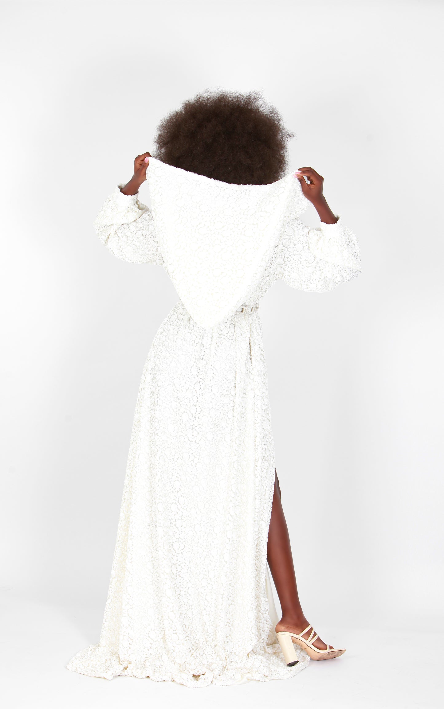 Cape/robe blanche à capuche et paillettes