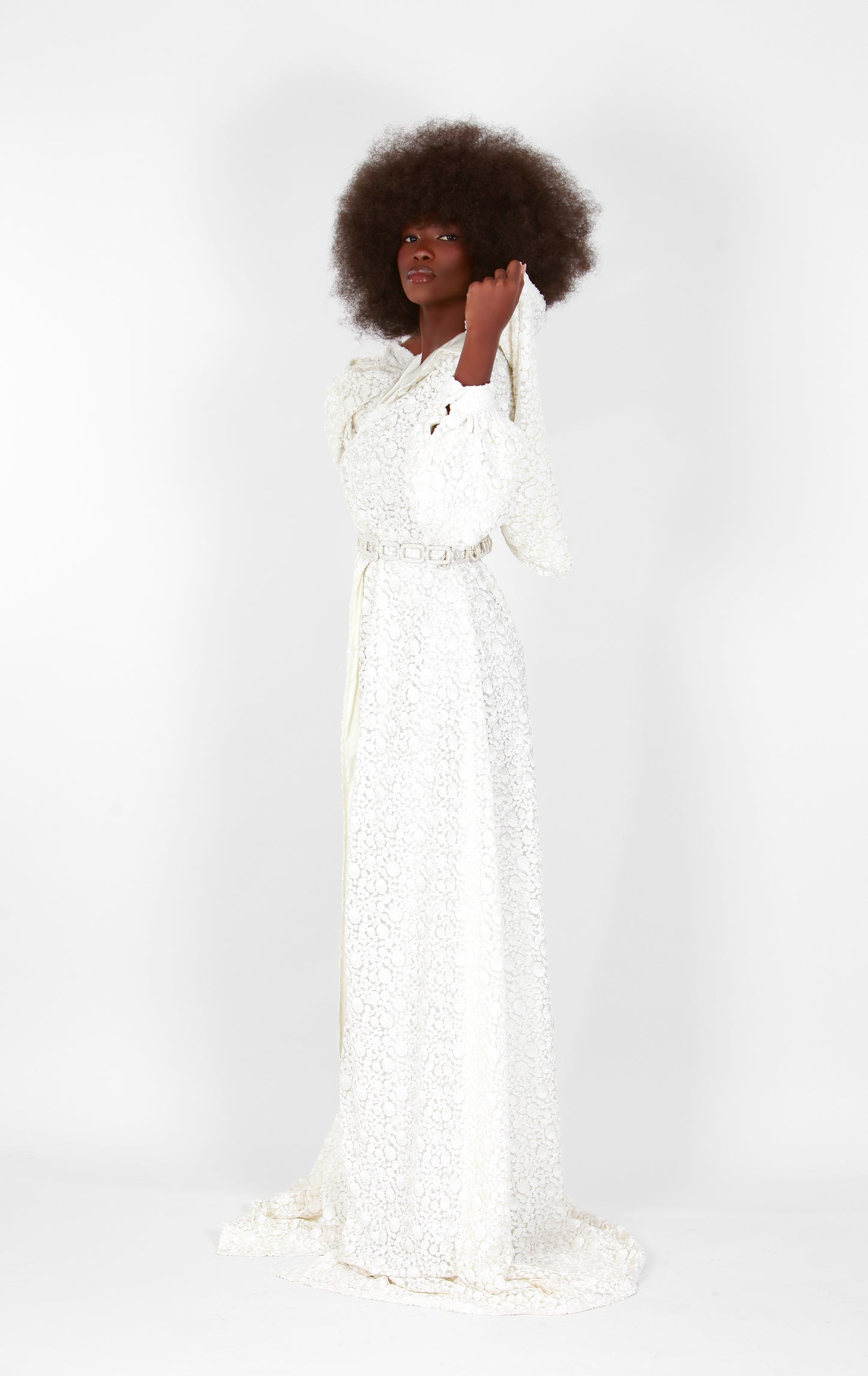 Cape/robe blanche à capuche et paillettes