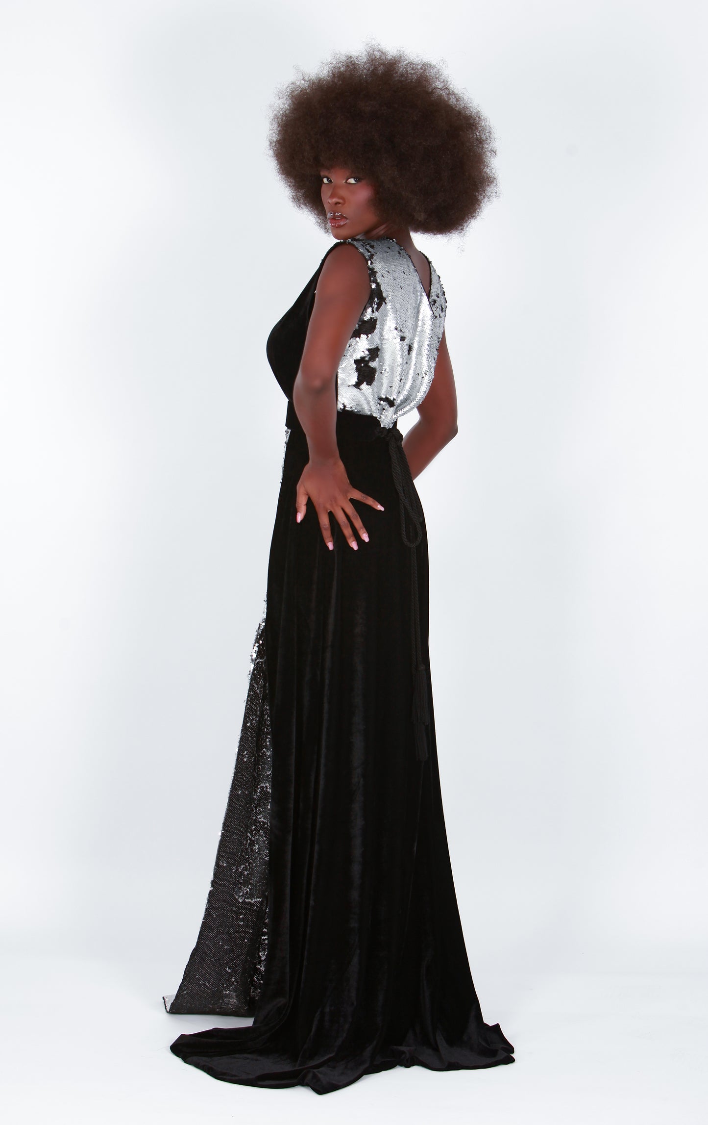 Robe longue en velours noir et paillettes argentées