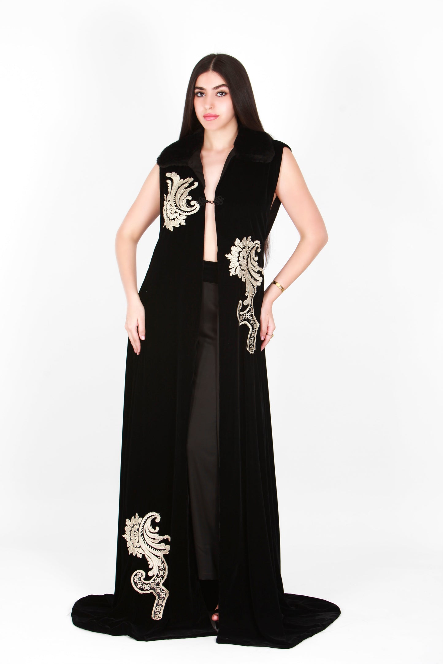 Long sleeveless velvet cape with fur collar and gold details
