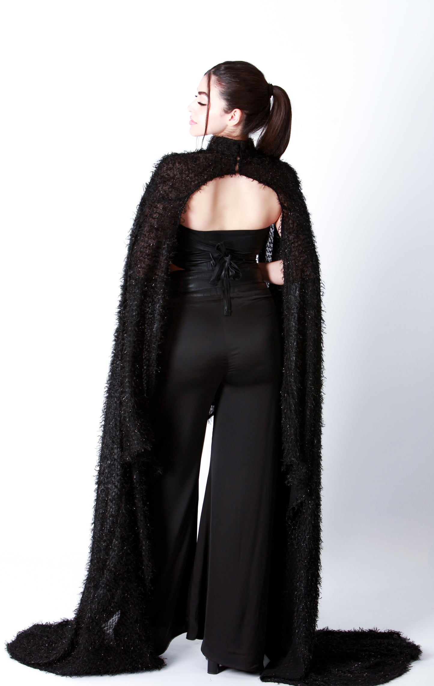 Cape noire à sequins et manches longues
