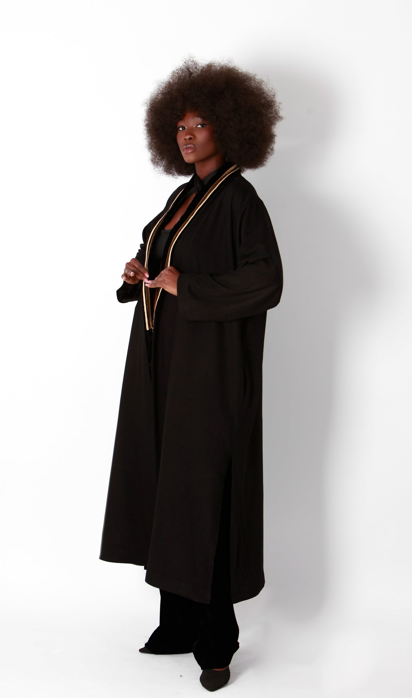 Kimono en satin de coton noir avec velours marron et ruban doré