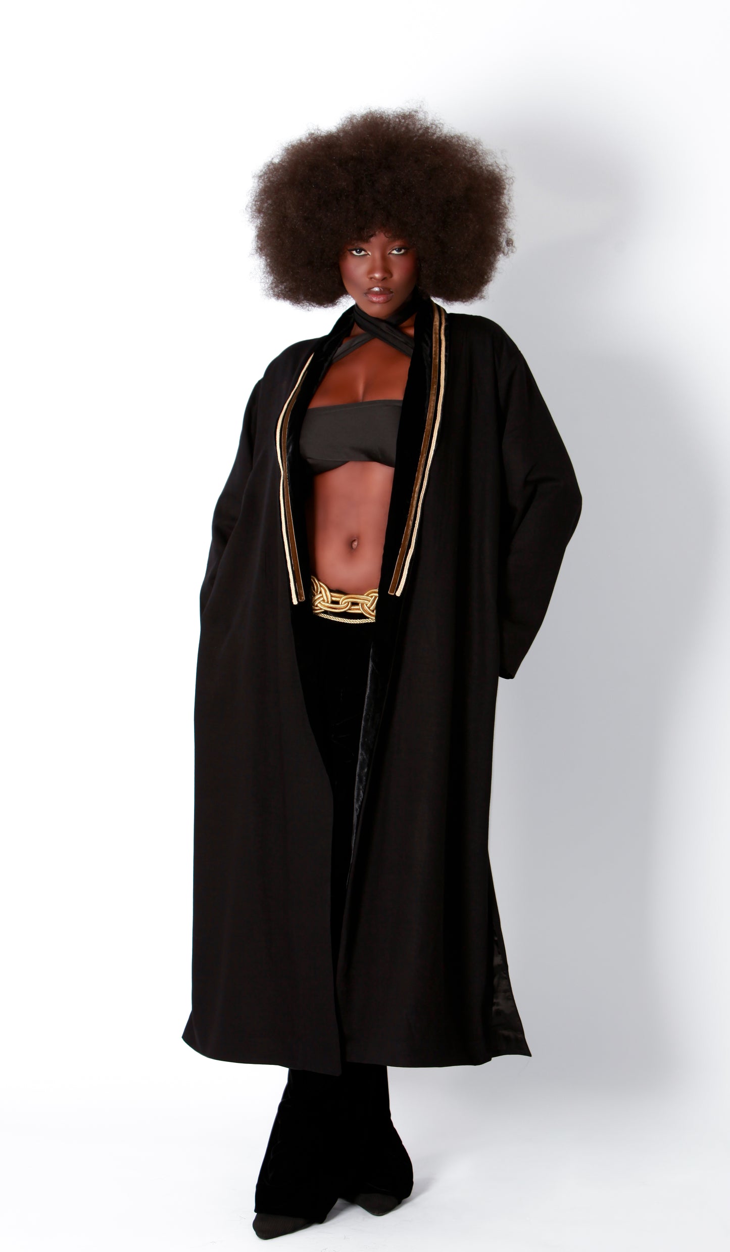 Kimono en satin de coton noir avec velours marron et ruban doré