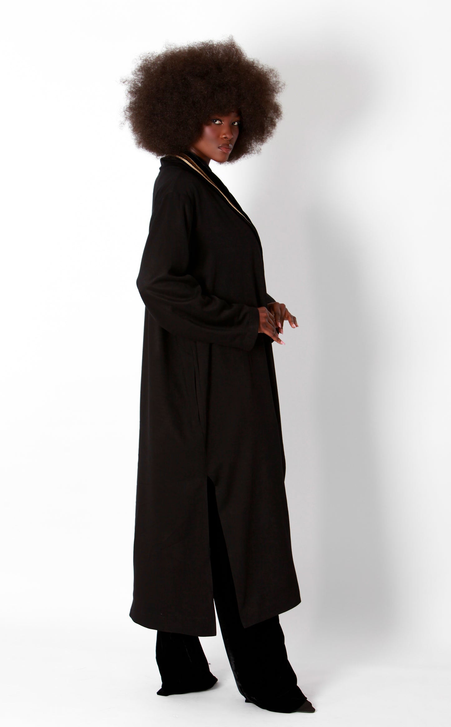 Kimono en satin de coton noir avec velours marron et ruban doré