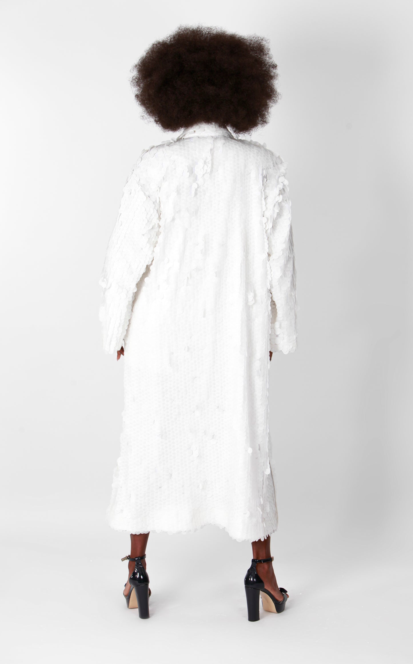 Manteau blanc à paillettes longues
