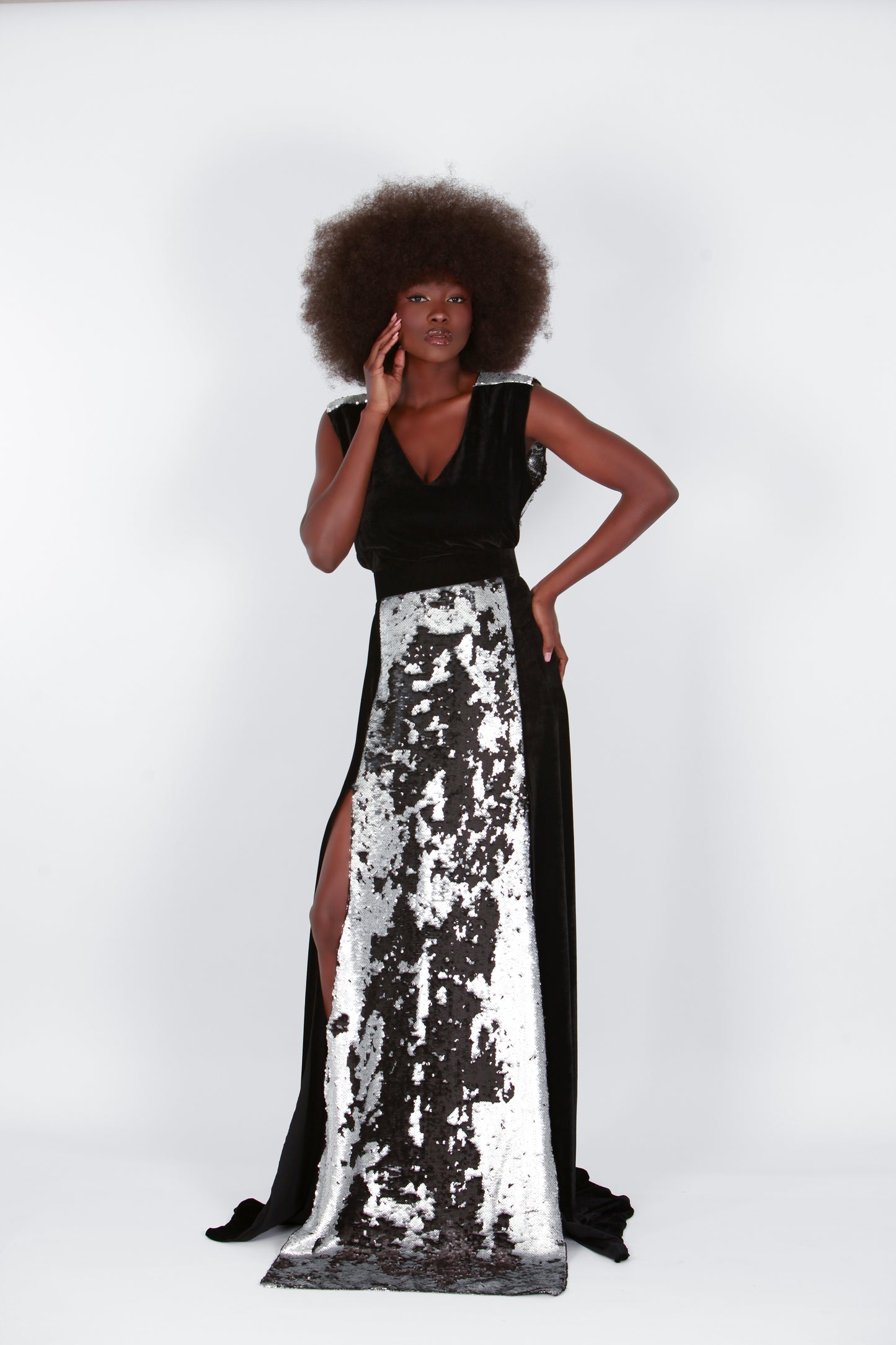 Robe longue en velours noir et paillettes argentées
