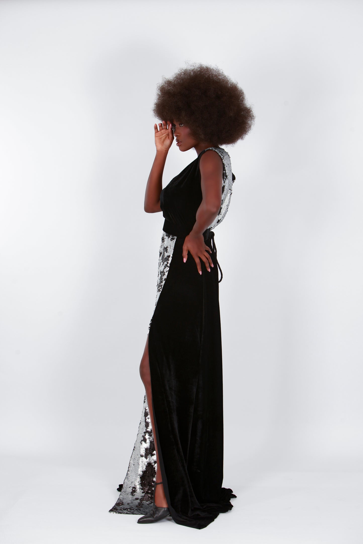 Robe longue en velours noir et paillettes argentées