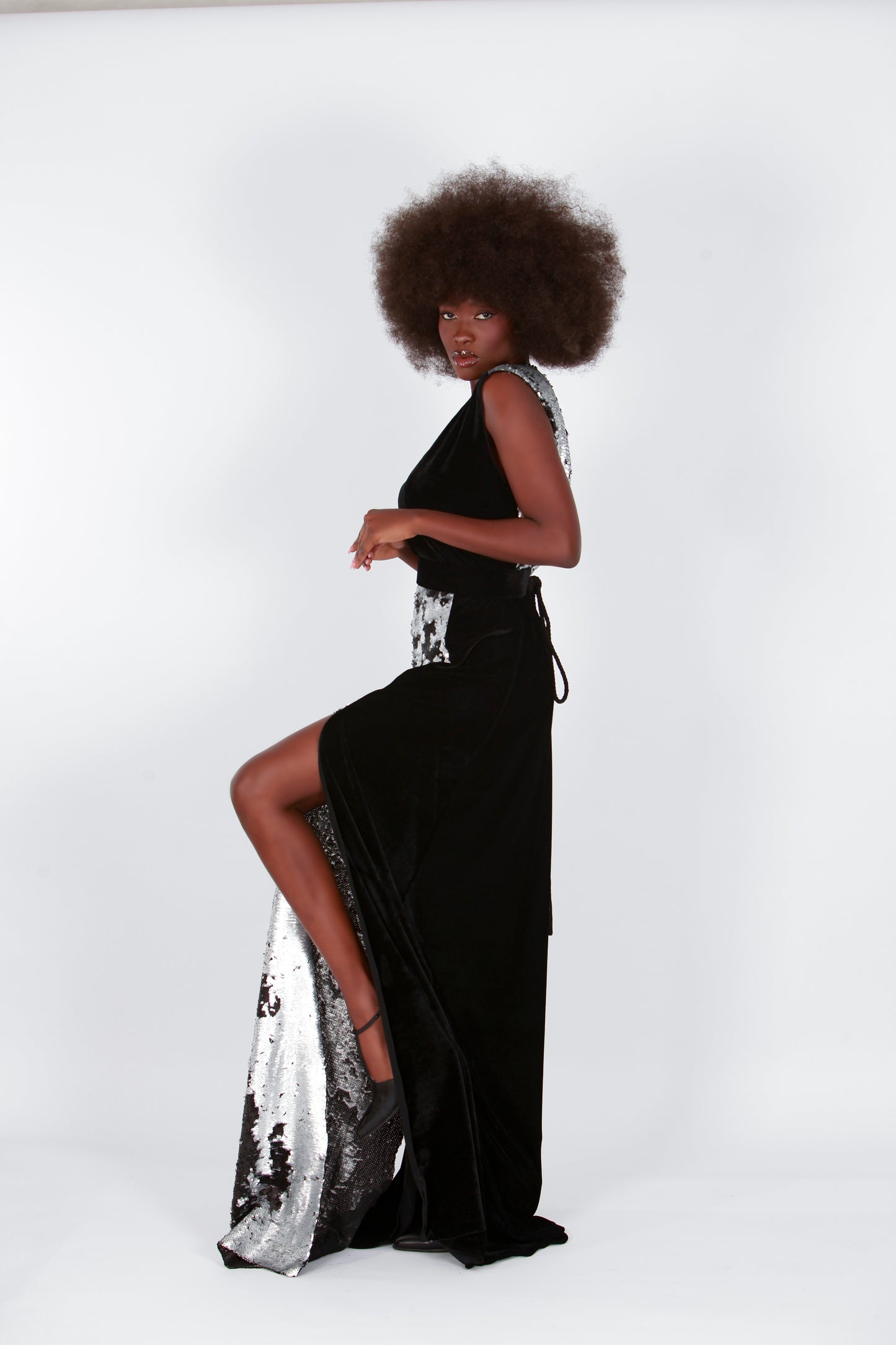 Robe longue en velours noir et paillettes argentées