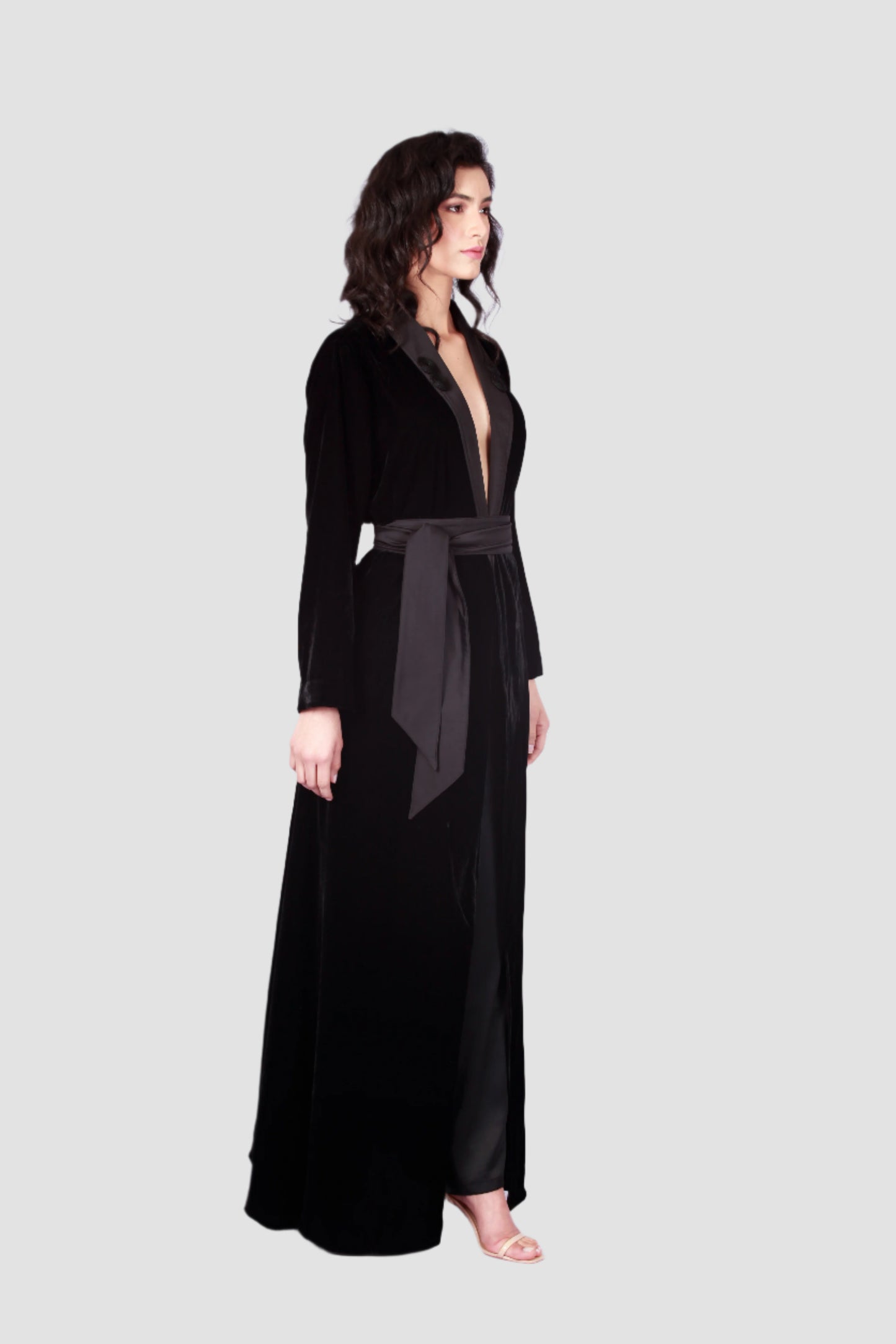 Kimono en velours noir avec détails faits à la main