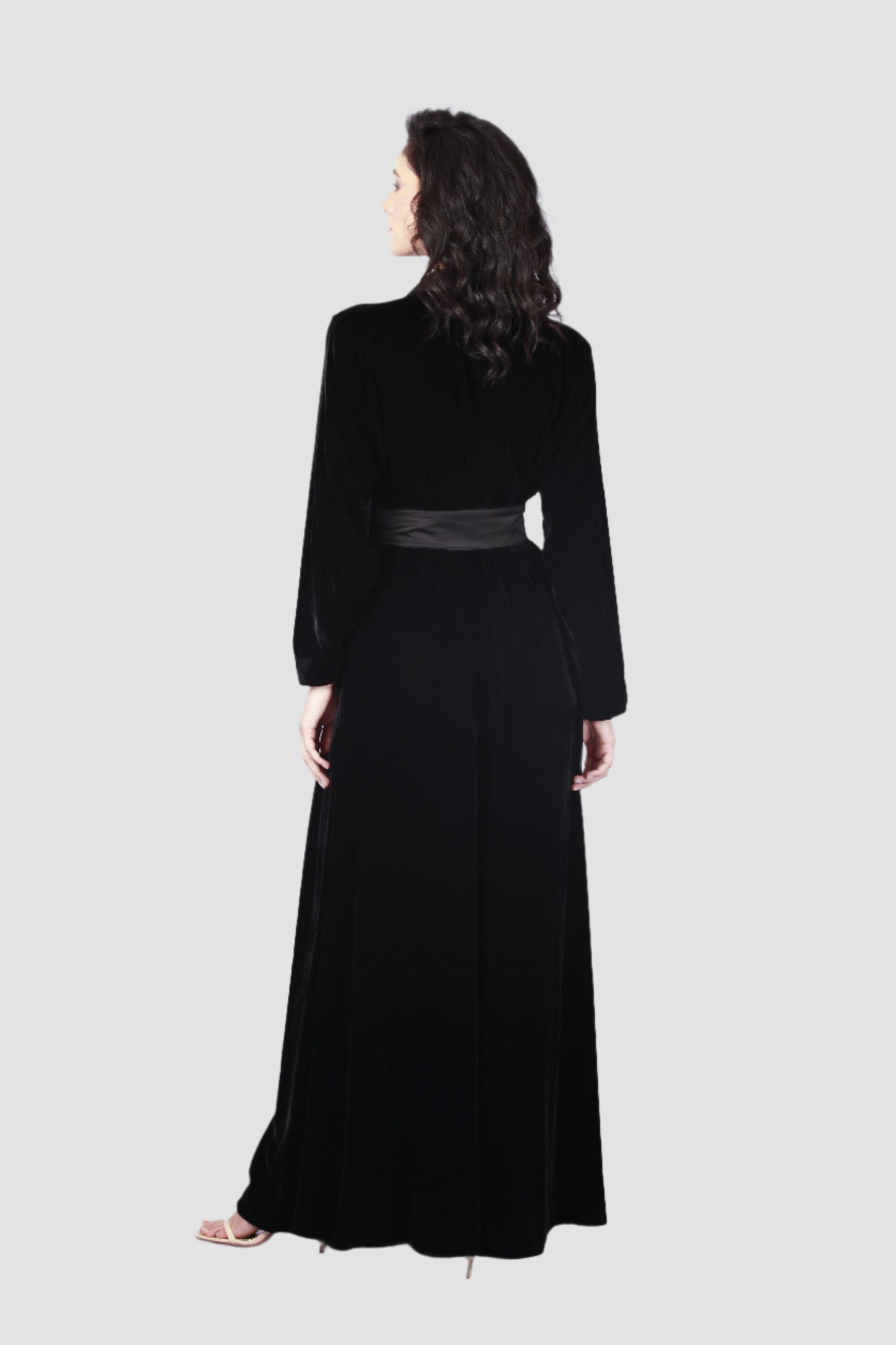 Kimono en velours noir avec détails faits à la main