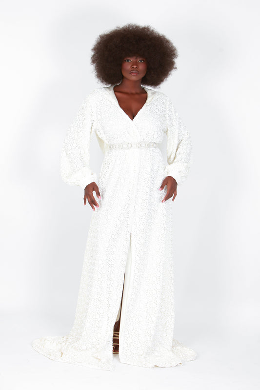 Cape/robe blanche à capuche et paillettes