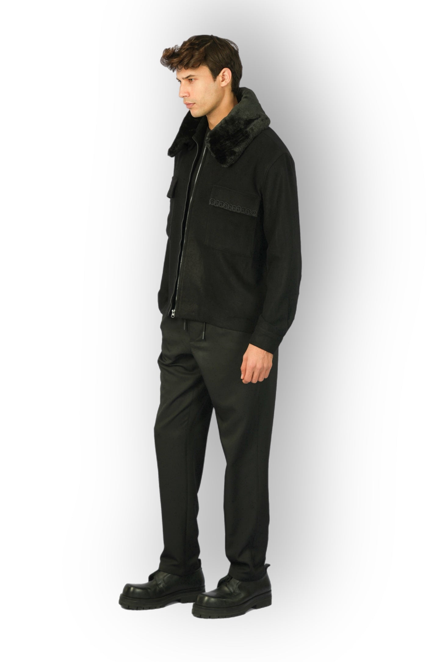 Veste en cachemire noir avec fermeture éclair, détails faits main sur les poches, col en fourrure amovible