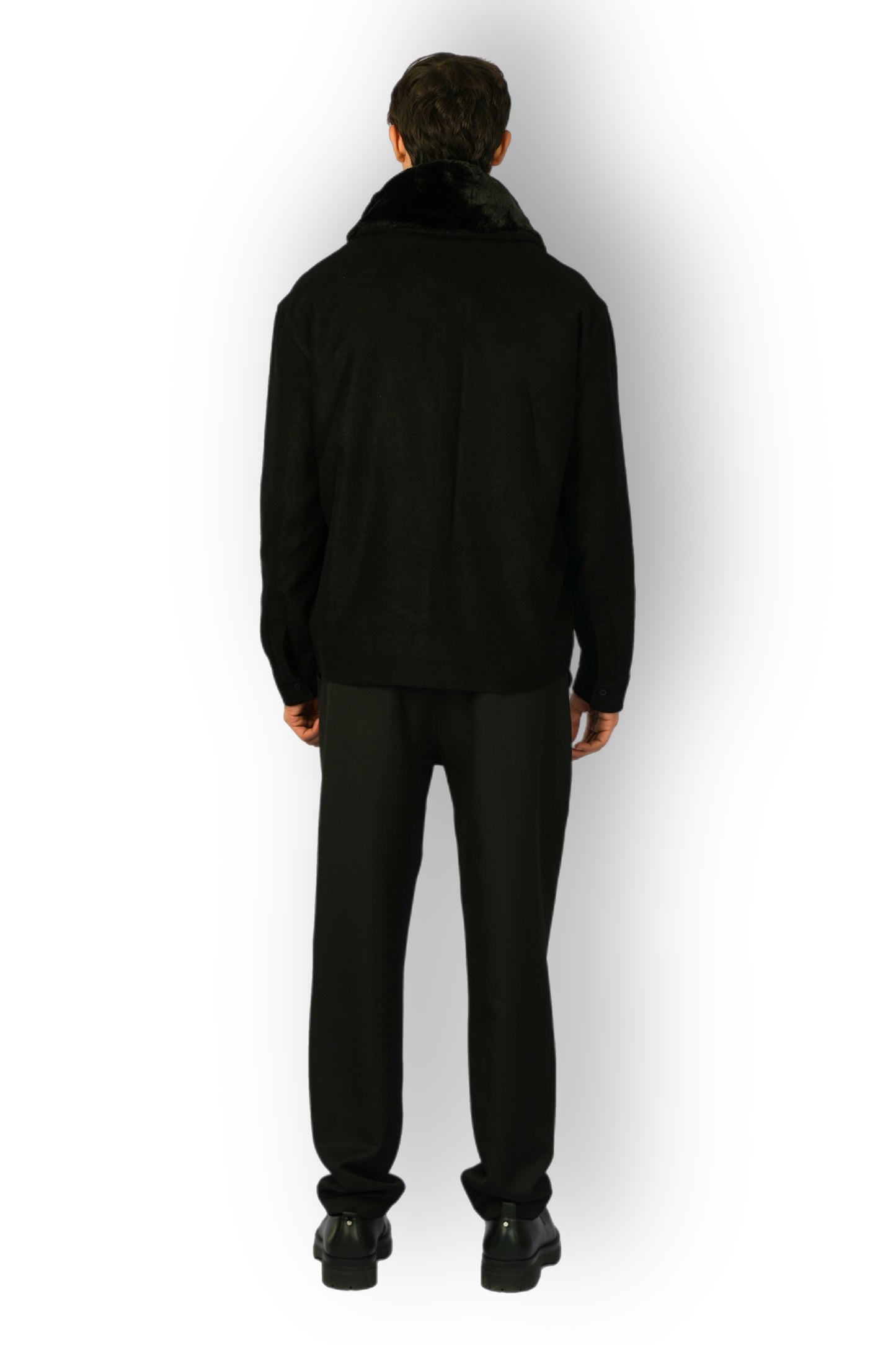 Veste en cachemire noir avec fermeture éclair, détails faits main sur les poches, col en fourrure amovible