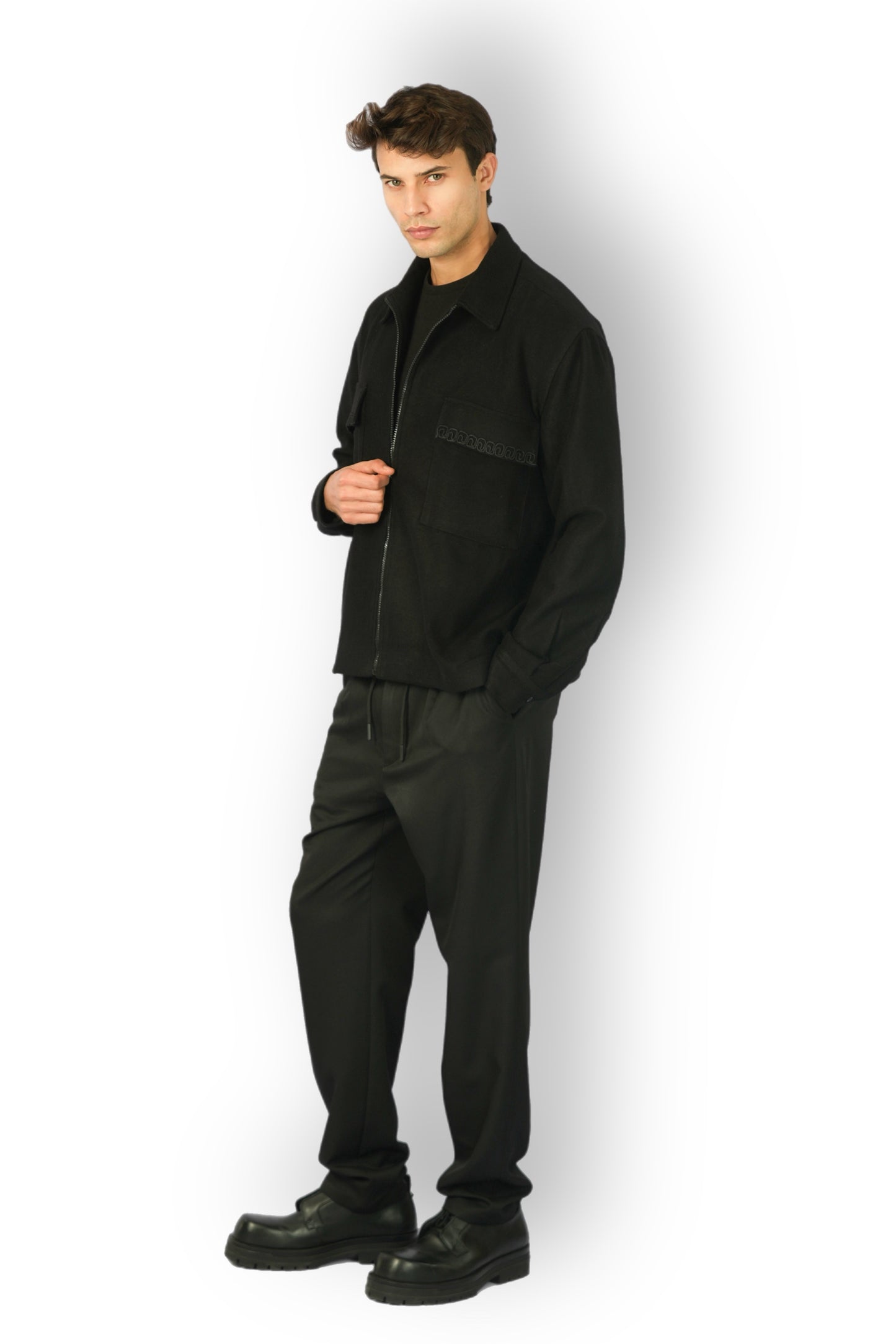 Veste en cachemire noir avec fermeture éclair, détails faits main sur les poches, col en fourrure amovible