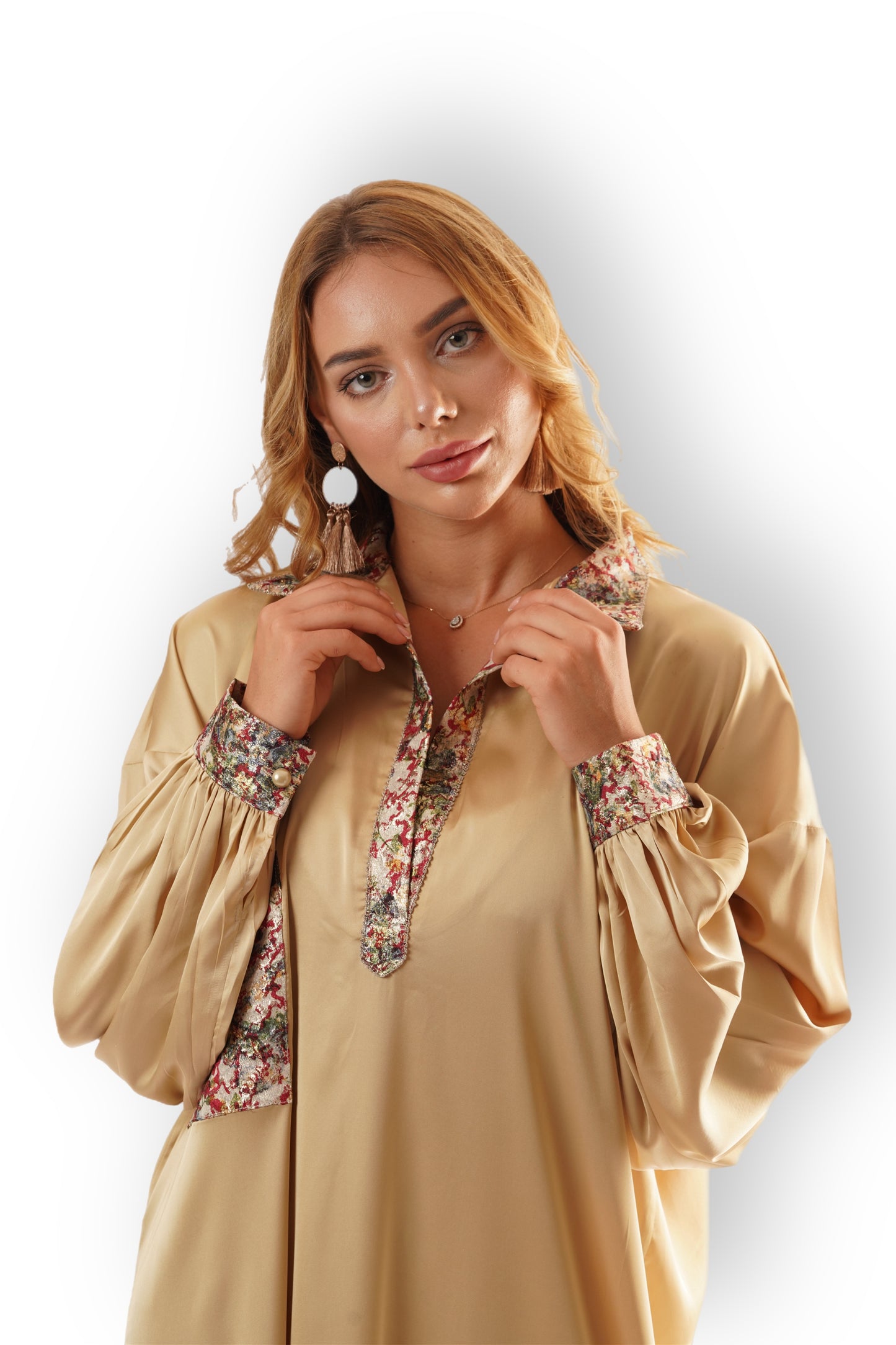 Robe chemise en satin doré avec col et poignets imprimés 