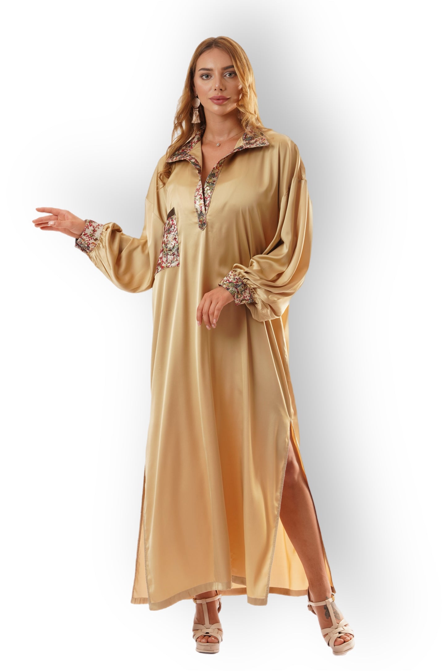 Robe chemise en satin doré avec col et poignets imprimés 