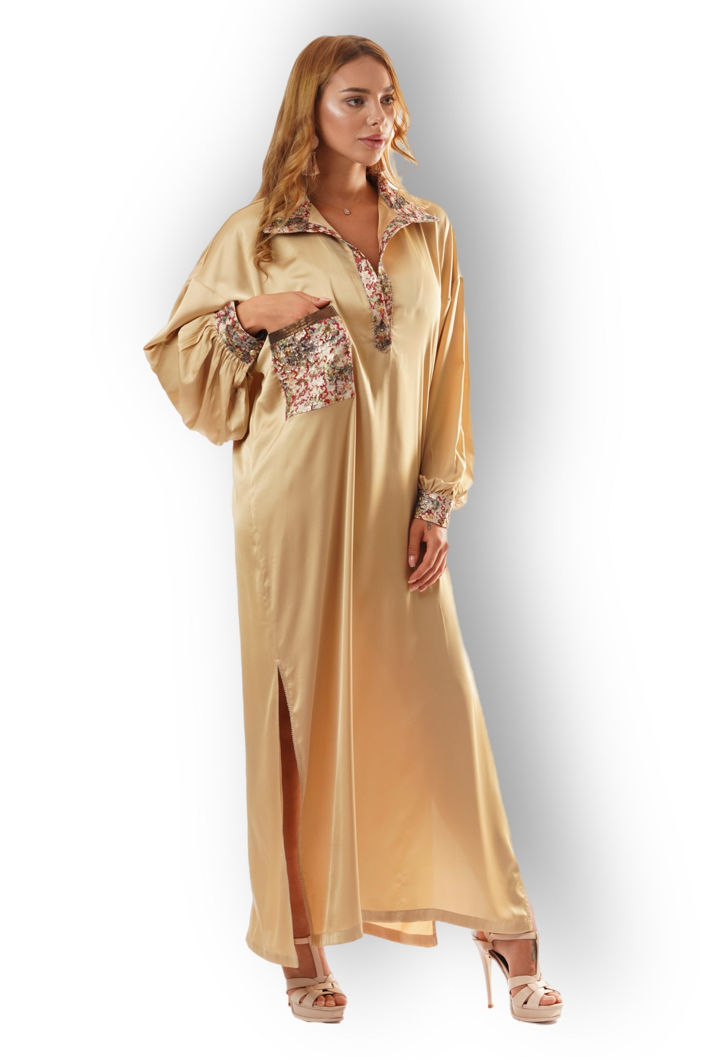 Robe chemise en satin doré avec col et poignets imprimés 
