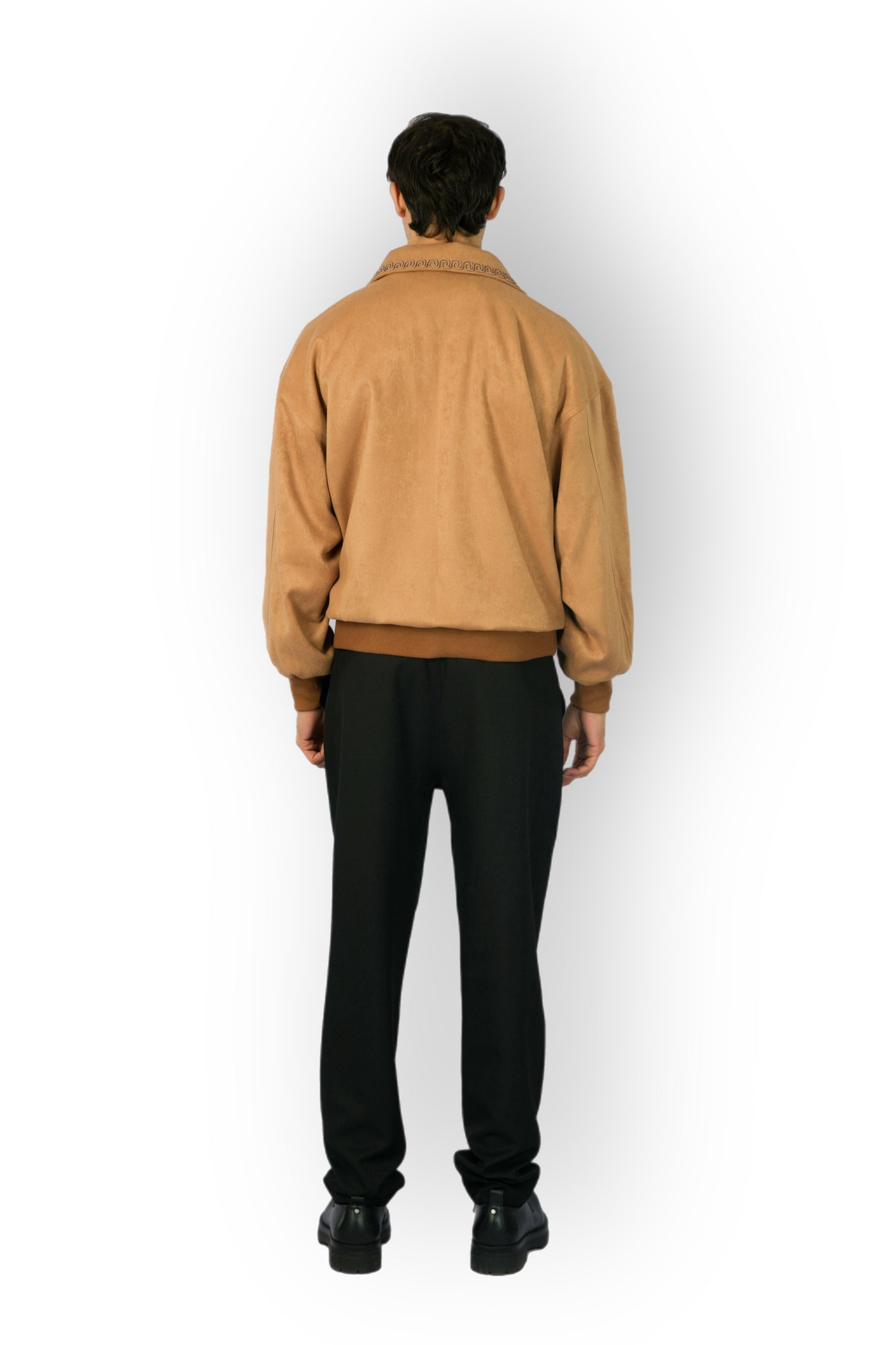 Veste en cachemire beige caramel avec détails faits main sur le col et les poches